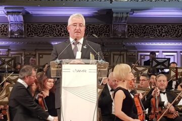 Trofeul și diploma aferente premiului i-au fost înmânate luni seara primarului Ion Lungu, în cadrul Galei AMR, de la Ateneul Român
