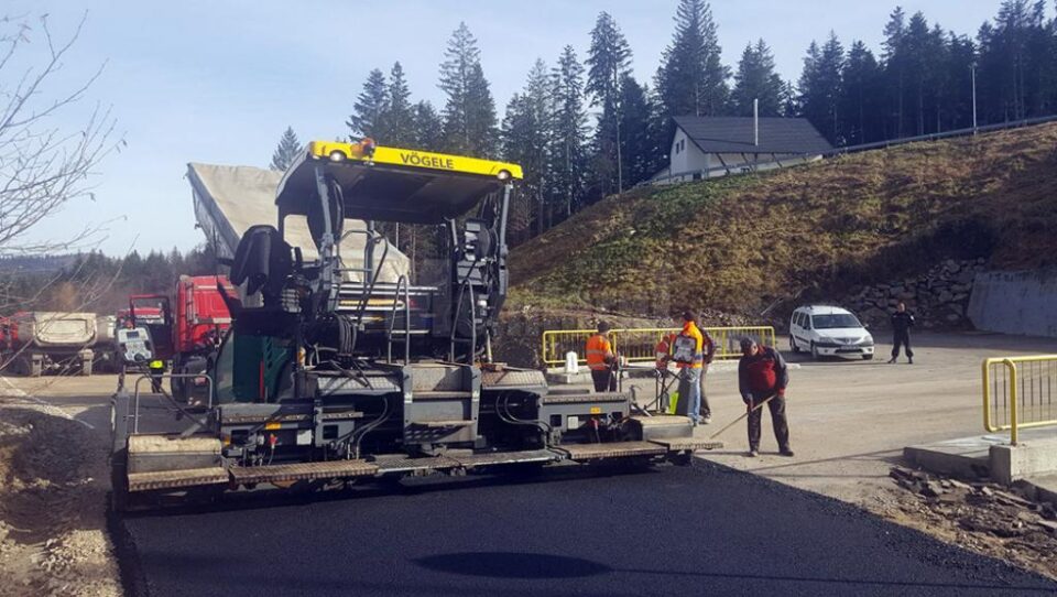 Drumul de acces către pârtia de pe Rarău a fost asfaltat de Primăria Câmpulung Moldovenesc