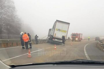 În urma impactului, autotrenul a fost grav avariat