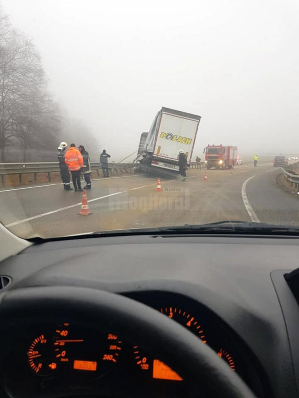 În urma impactului, autotrenul a fost grav avariat