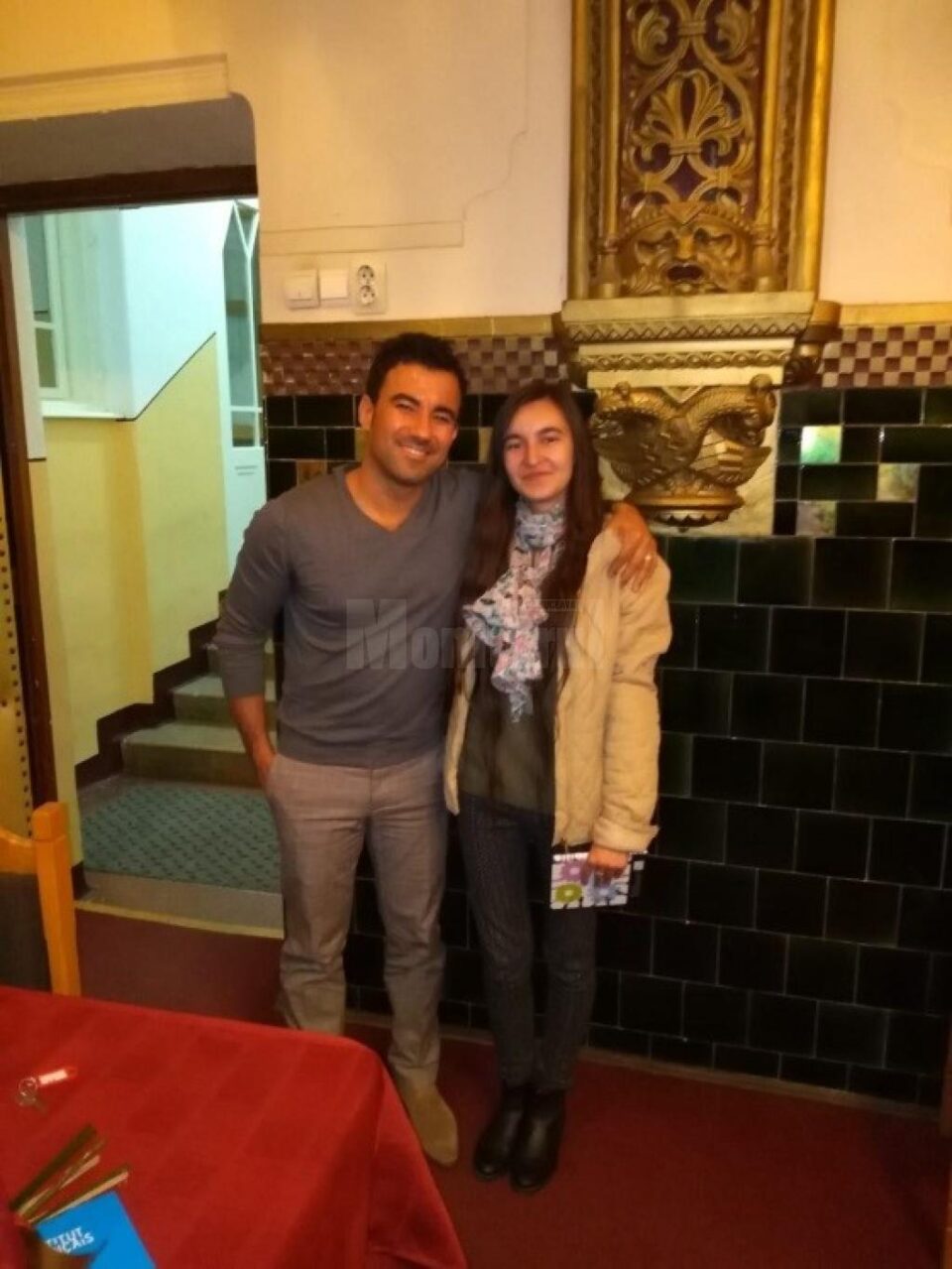 Scriitorul Yamen Manaï și masteranda Ana-Maria Antonesei