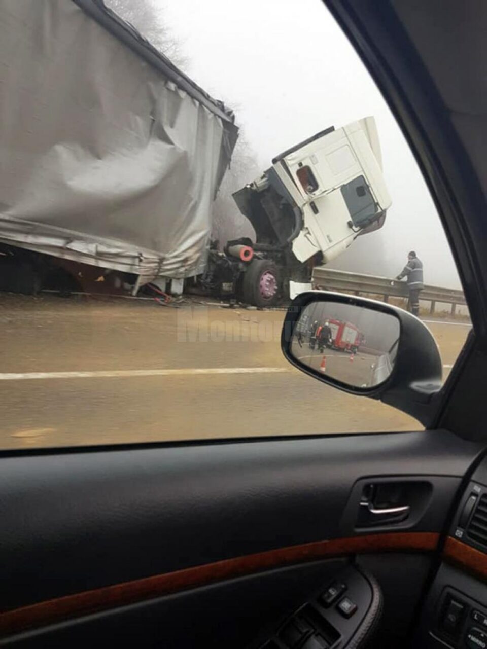 Un tir scăpat de sub control a intrat într-un parapet, la Ilișești