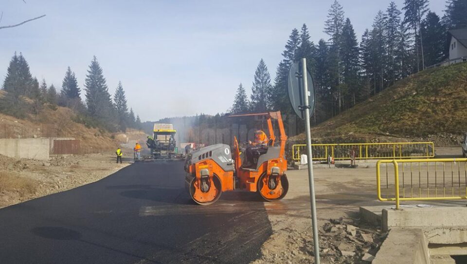 Primăria Câmpulung Moldovenesc a asfaltat drumul de acces către pârtia de schi de pe Rarău