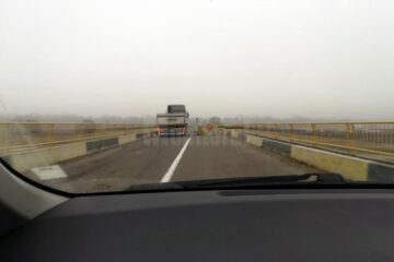 Vehicul greu surprins ieri pe podul de peste apa Sucevei dintre Verești și Udești