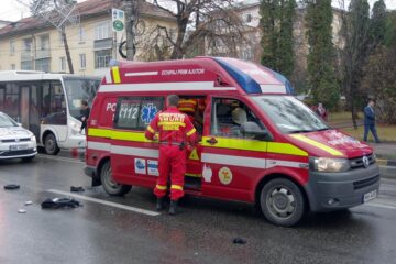 O femeie a murit, iar copilul ei de 1 an și 6 luni se află în comă, în urma unui groaznic accident petrecut pe o trecere de pietoni din Suceava