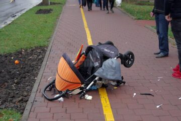 O femeie a murit, iar copilul ei de 1 an și 6 luni se află în comă, în urma unui groaznic accident petrecut pe o trecere de pietoni din Suceava