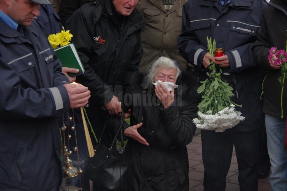 Comemorare cu flori și lumânări a femeii accidentate mortal, miercuri, pe trecerea de pietoni
