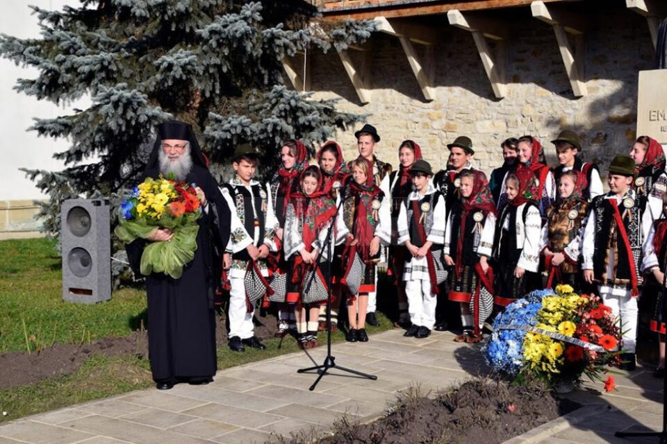 Copiii de la școala din Vicovu de Jos au fost primiți de starețul Mănăstirii Putna, Melchisedec Velnic