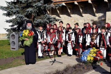 Copiii de la școala din Vicovu de Jos au fost primiți de starețul Mănăstirii Putna, Melchisedec Velnic