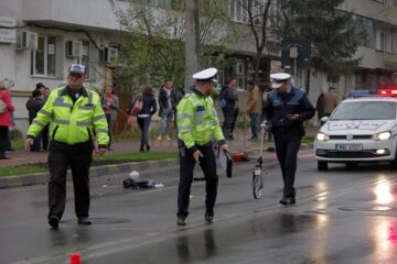 O femeie a murit, iar copilul ei de 1 an și 6 luni se află în comă, în urma unui groaznic accident petrecut pe o trecere de pietoni din Suceava