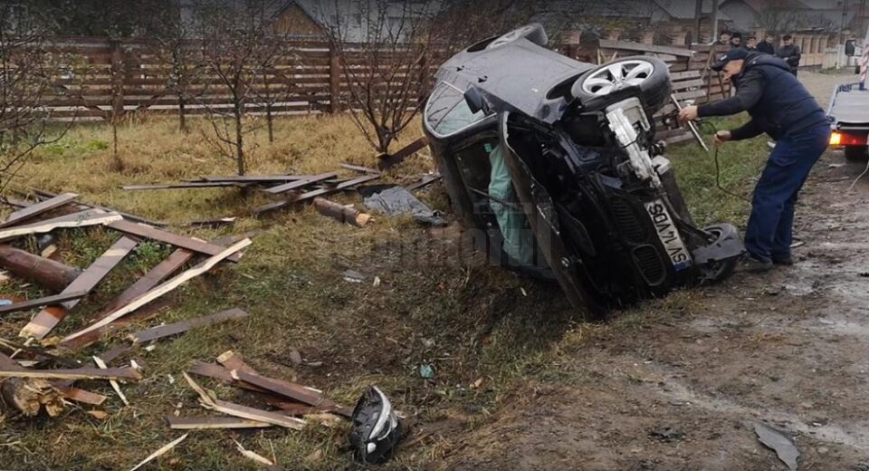 Tânăra a pierdut controlul asupra volanului, mașina a ieșit în afara carosabilului și a distrus un gard, după care s-a răsturnat