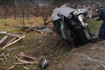 Tânăra a pierdut controlul asupra volanului, mașina a ieșit în afara carosabilului și a distrus un gard, după care s-a răsturnat