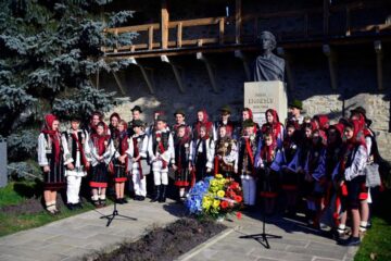 Program artistic oferit de elevii și profesorii Școlii ”Ioan Vicoveanu” din Vicovu de Jos, la Mănăstirea Putna