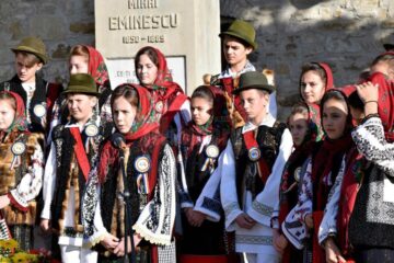 Program artistic oferit de elevii și profesorii Școlii ”Ioan Vicoveanu” din Vicovu de Jos, la Mănăstirea Putna