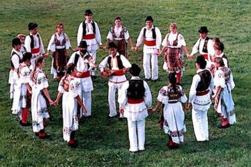 „S-a încins o horă mare”