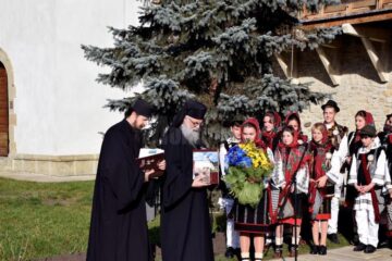 Program artistic oferit de elevii și profesorii Școlii ”Ioan Vicoveanu” din Vicovu de Jos, la Mănăstirea Putna