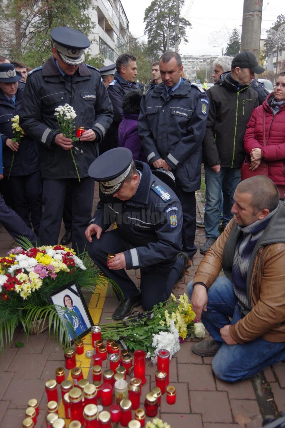 Comemorare cu flori și lumânări a femeii accidentate mortal, miercuri, pe trecerea de pietoni