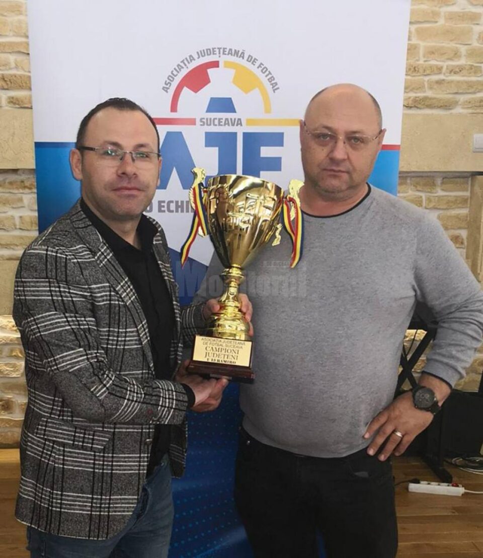 Ciprian Anton și Dumitru Prichici prezintă trofeul pus în joc în Campionatul Under 13 Ciprian Anton și Dumitru Prichici prezintă trofeul pus în joc în Campionatul Under 13