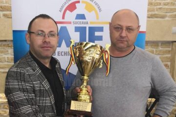 Ciprian Anton și Dumitru Prichici prezintă trofeul pus în joc în Campionatul Under 13