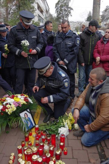 Colegii jandarmi ai femeii moarte în accident au adus un ultim omagiu la locul tragediei