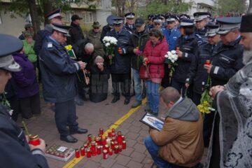 Flori, lumânări, multe lacrimi și rugăciuni pentru cea dispărută, la locul tragediei