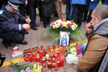 Colegii jandarmi ai femeii moarte în accident au adus un ultim omagiu la locul tragediei