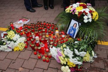 Altar de flori și lumânări la locul tragediei