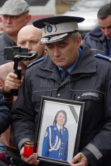 Colegii jandarmi ai femeii moarte în accident au adus un ultim omagiu la locul tragediei