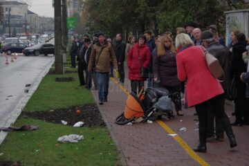 Căruciorul în care se afla fetița a fost proiectat la câțiva metri distanță