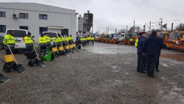 34 de utilaje și peste 1700 de tone de antiderapant, pregătite pentru deszăpezire pe străzile Sucevei
