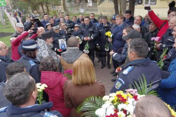 Colegii jandarmi ai femeii moarte în accident au adus un ultim omagiu la locul tragediei