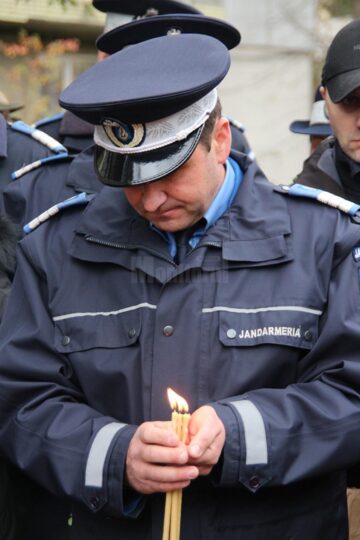 Colegii jandarmi ai femeii moarte în accident au adus un ultim omagiu la locul tragediei