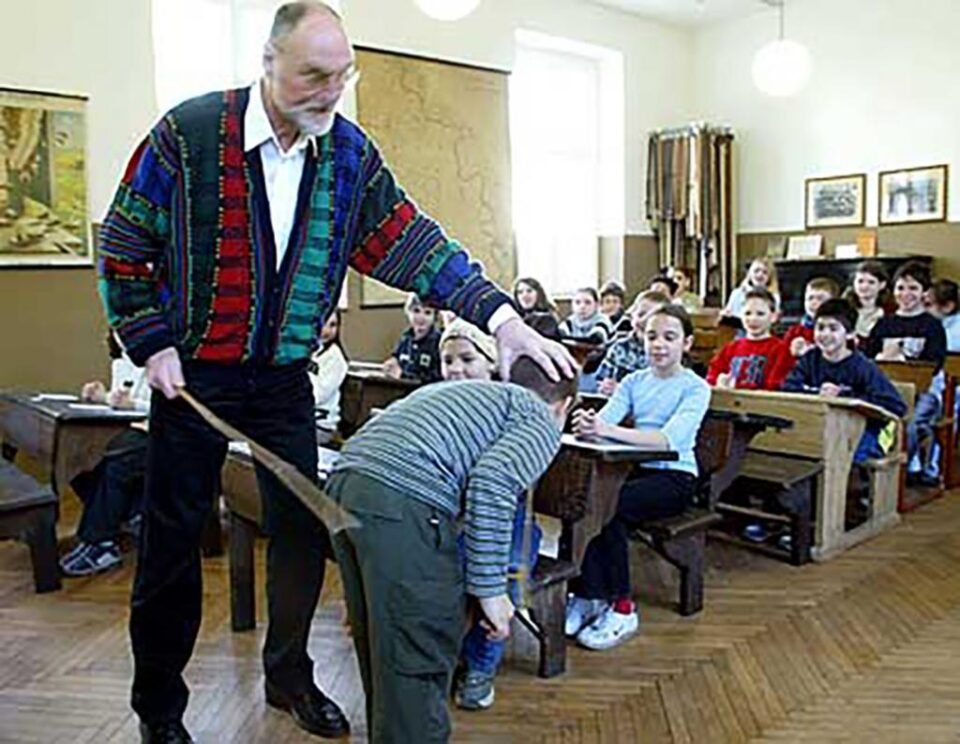 „Se mai bate în școli”