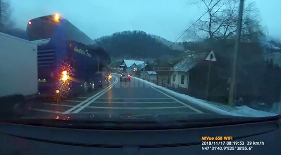 Depășire peste linia dublă continuă, în curba deosebit de periculoasă de la intrarea în Prisaca Dornei Depășire peste linia dublă continuă, în curba deosebit de periculoasă de la intrarea în Prisaca Dornei