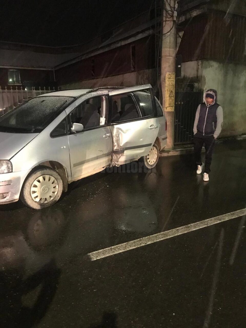 Autoturismul lovit din lateral