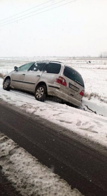 Mașină în decor între Rădauți și Măneuți