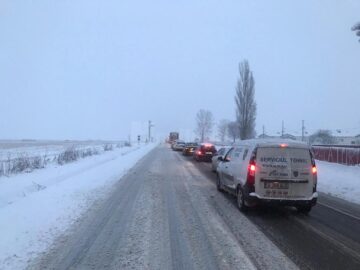 Prima zi de iarnă a dat peste cap circulația rutieră pe principalele drumuri din județ