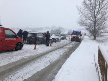 Prima zi de iarnă a dat peste cap circulația rutieră pe principalele drumuri din județ
