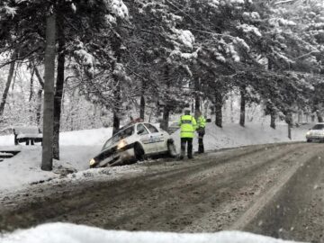 Mașină de poliție ieșită în decor la intrarea în Suceava dinspre Ipotești