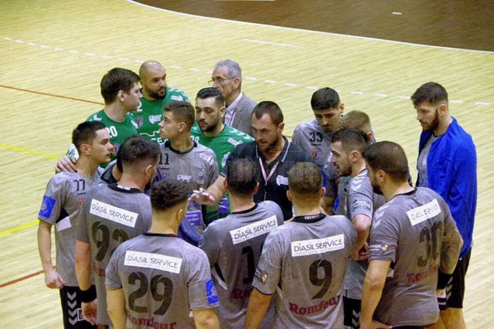 Antrenorul Adrian Chiruț speră ca elevii săi să se concentreze exemplar și să nu lase loc de surprize în meciul de la Cluj Antrenorul Adrian Chiruț speră ca elevii săi să se concentreze exemplar și să nu lase loc de surprize în meciul de la Cluj