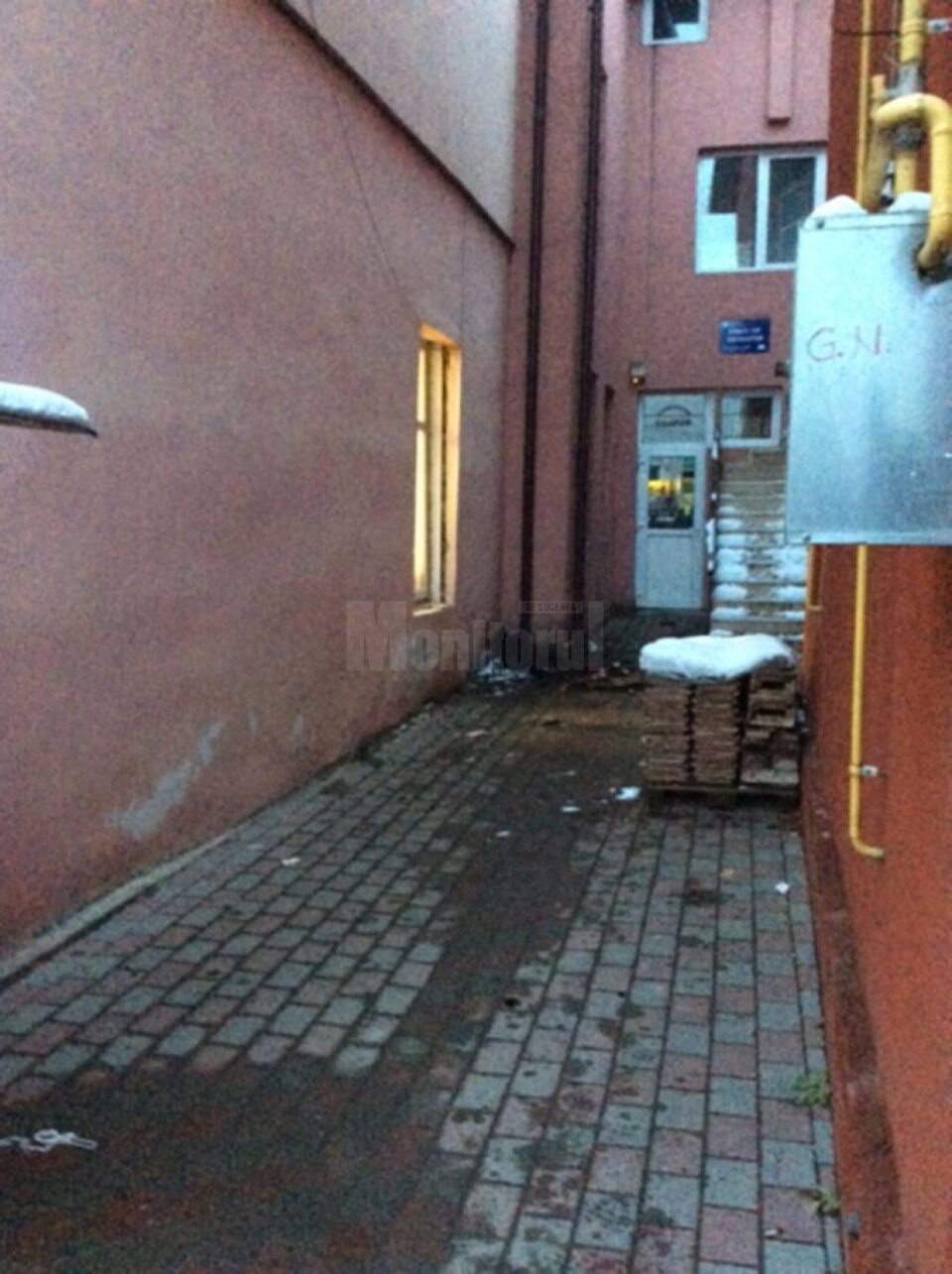 Geamantan suspect detonat de pirotehniști chiar în centrul municipiului Rădăuți