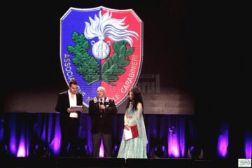 Președintele Carlo Arcaroli (în mijloc), alături de prezentatorii evenimentului