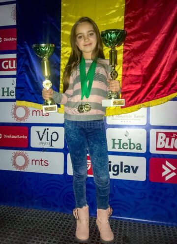 Medalii pentru sportivii de la Clubul ACS Invictus Moldovița la un concurs desfășurat în Serbia