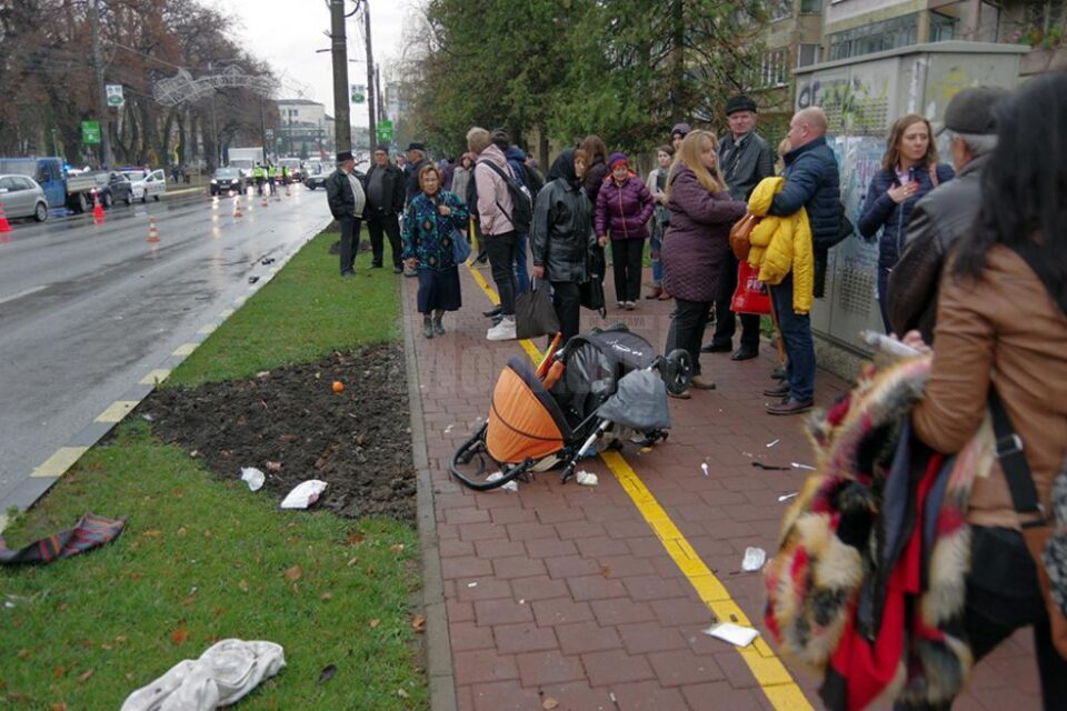 Căruciorul în care se afla copilul a fost proiect la câțiva metri distanță