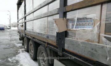 Cele două tiruri în care erau mii de baxuri cu țigări ucrainene ascunse, prin metoda capac, în coletele cu materiale de construcție