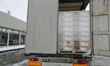 Cele două tiruri în care erau mii de baxuri cu țigări ucrainene ascunse, prin metoda capac, în coletele cu materiale de construcție