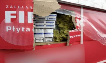 Cele două tiruri în care erau mii de baxuri cu țigări ucrainene ascunse, prin metoda capac, în coletele cu materiale de construcție