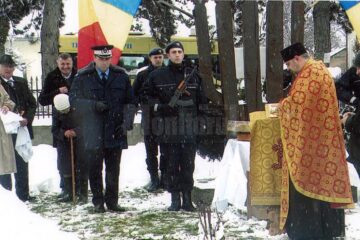 La 80 de ani, Virginia Bârleanu, aplecată de spate, a ținut ca numele eroilor să rămână în amintire prin placa comemorativă