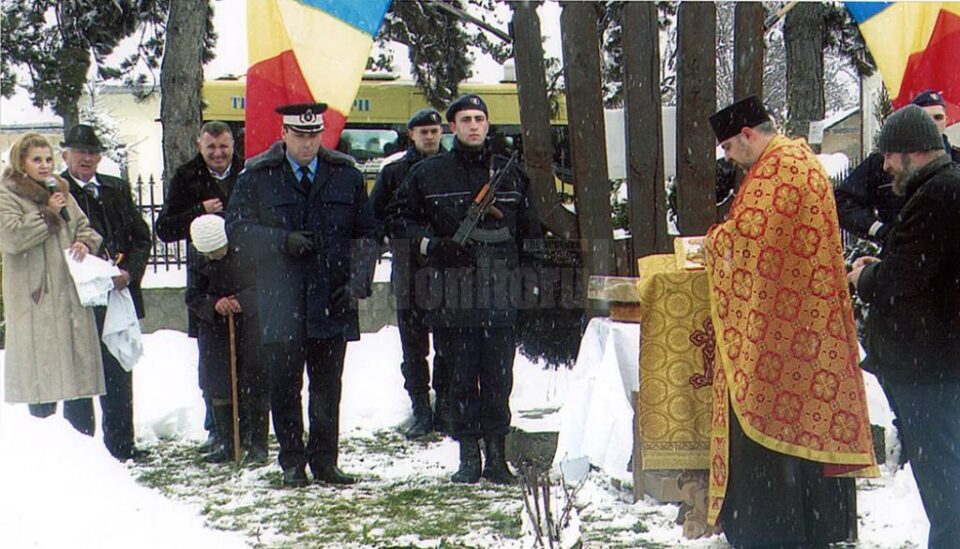 La 80 de ani, Virginia Bârleanu, aplecată de spate, a ținut ca numele eroilor să rămână în amintire prin placa comemorativă La 80 de ani, Virginia Bârleanu, aplecată de spate, a ținut ca numele eroilor să rămână în amintire prin placa comemorativă