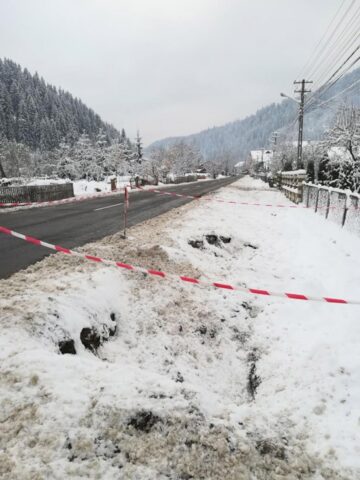 Lucrările la rețeaua de canalizare din Broșteni, un adevărat pericol public